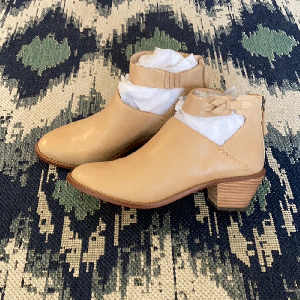 Tan Kelsi Dagger booties